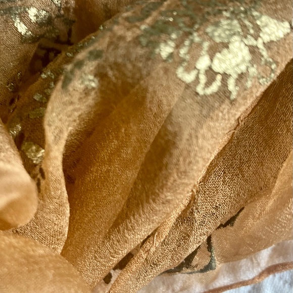 1950’s Vintage silk chiffon scarf with metallic print. - Picture 4 of 6